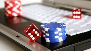 Studio dealer langsung pusakawin menampilkan meja Caribbean Stud Poker dengan kartu dan chip