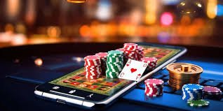 Antarmuka mobile pusakawin menampilkan meja Caribbean Stud Poker dengan tombol keputusan raise dan fold